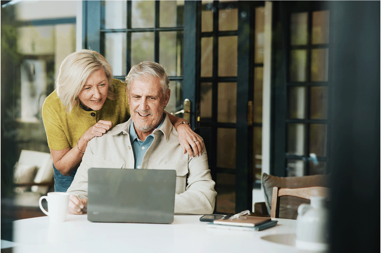 A senior couple looking for a new Medicare Advantage plan on their laptop.