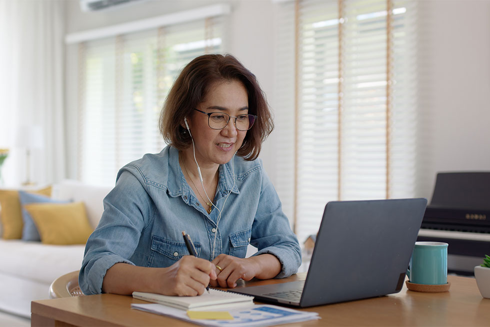 A woman is searching online for a Medicare Advantage plan.